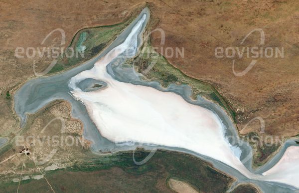 Das Satellitenbild "MEKLETA - Russland" ist dem Bildband "EUROPA - Kontinent der Vielfalt" entnommen. Bildbeschreibung: Die Steppe in der russischen Teilrepublik Kalmückien westlich des Kaspischen Meers unterscheidet sich stark von den Landschaften in West- oder Mitteleuropa. Die karge Vegetation ist von Desertifikation bedroht. In die Steppe sind Salzseen wie der Koltan-Nur-See eingestreut, der zum Mekletinsky Naturreservat gehört. Dieses Schutzgebiet wurde eingerichtet, um den Lebensraum von Greifvögeln und Saiga-Antilopen, die für ihre rüsselförmigen Nasen bekannt sind, zu bewahren.