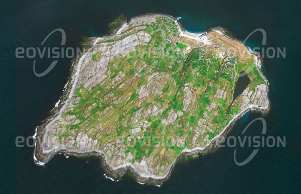 Das Satellitenbild "INISHEER - Irland" ist dem Bildband "EUROPA - Kontinent der Vielfalt" entnommen. Bildbeschreibung: Die kleine Felseninsel Inisheer oder Inis Oírr liegt als Teil der Aran Islands vor der Westküste Irlands. Während der Eiszeiten wurde der Kalkfelsen durch Gletscher abgeschliffen, zahlreiche vom Wasser ausgewaschene Spalten durchziehen die Karstlandschaft. Da sich Erde auf diesem Untergrund nur schwer hält, ist die ganze Insel von Steinmauern überzogen, die den Humus stabilisieren sollen. Heute wird allerdings die Landwirtschaft auf Inisheer immer mehr vom Tourismus abgelöst.