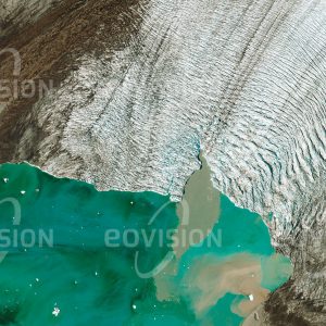 Das Satellitenbild "VATNAJÖKULL - Island" ist dem Bildband "EUROPA - Kontinent der Vielfalt" entnommen. Bildbeschreibung: Gletscher gehören zu den dynamischsten Landschaften der Erde. Auf Island sind es die Gletscher des Vatnajökull, die talwärts fließend die Täler formen. Die Aufnahme zeigt Moränen und Bruchlinien nahe der Abbruchkante des Breiðamerkurjökull in der Gletscherlagune Jökulsárlón, die sich durch den Rückzug des Gletschers in den letzten 30 Jahren gebildet hat. Hier brechen laufend Eisberge von der Gletscherkante ab und driften über das Wasser davon.