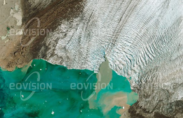Das Satellitenbild "VATNAJÖKULL - Island" ist dem Bildband "EUROPA - Kontinent der Vielfalt" entnommen. Bildbeschreibung: Gletscher gehören zu den dynamischsten Landschaften der Erde. Auf Island sind es die Gletscher des Vatnajökull, die talwärts fließend die Täler formen. Die Aufnahme zeigt Moränen und Bruchlinien nahe der Abbruchkante des Breiðamerkurjökull in der Gletscherlagune Jökulsárlón, die sich durch den Rückzug des Gletschers in den letzten 30 Jahren gebildet hat. Hier brechen laufend Eisberge von der Gletscherkante ab und driften über das Wasser davon.