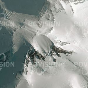 Das Satellitenbild "ELBRUS - Russland" ist dem Bildband "EUROPA - Kontinent der Vielfalt" entnommen. Bildbeschreibung: Das Kaukasus-Gebirge erstreckt sich vom Schwarzen Meer bis zum Kaspischen Meer und bildet die Grenze Europas im Südosten. Mit seinem höchsten Gipfel, dem Elbrus, erreicht es eine Höhe von 5.642 Metern und ist damit deutlich höher als der Mont Blanc, mit 4.808 Metern der höchste Gipfel der Alpen. Der Elbrus ist ein erloschener Vulkan, der zuletzt vor fast 2000 Jahren ausgebrochen und heute von einem Gletscher bedeckt ist. Der griechischen Mythologie zufolge wurde Prometheus von Zeus zur Strafe an den Elbrus gekettet, weil er den Göttern das Feuer gestohlen hatte, um es den Menschen zu bringen.