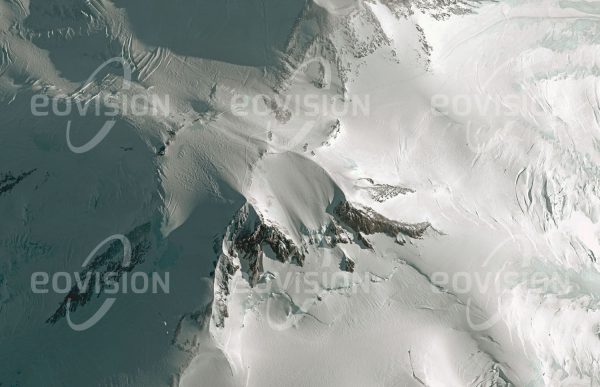 Das Satellitenbild "ELBRUS - Russland" ist dem Bildband "EUROPA - Kontinent der Vielfalt" entnommen. Bildbeschreibung: Das Kaukasus-Gebirge erstreckt sich vom Schwarzen Meer bis zum Kaspischen Meer und bildet die Grenze Europas im Südosten. Mit seinem höchsten Gipfel, dem Elbrus, erreicht es eine Höhe von 5.642 Metern und ist damit deutlich höher als der Mont Blanc, mit 4.808 Metern der höchste Gipfel der Alpen. Der Elbrus ist ein erloschener Vulkan, der zuletzt vor fast 2000 Jahren ausgebrochen und heute von einem Gletscher bedeckt ist. Der griechischen Mythologie zufolge wurde Prometheus von Zeus zur Strafe an den Elbrus gekettet, weil er den Göttern das Feuer gestohlen hatte, um es den Menschen zu bringen.