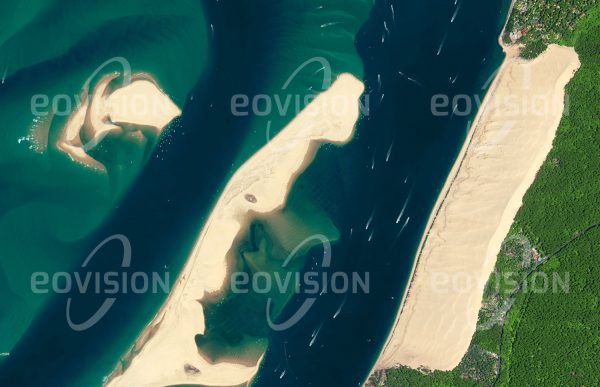 Das Satellitenbild "ARCACHON - Frankreich" ist dem Bildband "EUROPA - Kontinent der Vielfalt" entnommen. Bildbeschreibung: Wanderdünen gibt es nicht nur in den großen Sandwüsten der Erde, wie der Sahara und der arabischen Rub al-Khali. An der französischen Atlantikküste erstreckt sich in der Nähe von Arcachon mit einer Länge von fast drei Kilometern und einer Höhe von mehr als 100 Metern die Dune du Pilat, die größte Wanderdüne Europas. Von Meeresströmungen angespülter Sand wird hier vom Wind landeinwärts verfrachtet, wodurch sich die Düne langsam nach Osten ausbreitet.