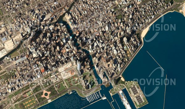 Das Satellitenbild "CHICAGO - USA" ist dem Bildband "HUMAN FOOTPRINT - Satellitenbilder dokumentieren menschliches Handeln" entnommen. Bildbeschreibung: Die drittgrößte Stadt der USA beeindruckt mit Wolkenkratzern am Chicago River, während Yachthafen, ein Vergnügungspark und eine Wasseraufbereitungsanlage in den See ragen.