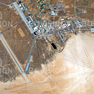 Das Satellitenbild "LANCASTER - USA" ist dem Bildband "HUMAN FOOTPRINT - Satellitenbilder dokumentieren menschliches Handeln" entnommen. Bildbeschreibung: Die auf einem ausgetrockneten See angelegte Edwards Airforce Base zeigt die weltgrößte Darstellung einer Windrose und diente auch dem Space Shuttle als Landebahn.