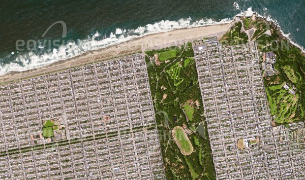 Das Satellitenbild "SAN FRANCISCO - USA" ist dem Bildband "HUMAN FOOTPRINT - Satellitenbilder dokumentieren menschliches Handeln" entnommen. Bildbeschreibung: Nur der Golden Gate Park und der Sunset Schulkomplex durchbrechen hier das starre Raster der rechtwinkeligen Siedlungen, die weite Teile San Francisco prägen.