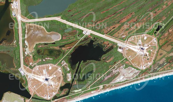 Das Satellitenbild "CAPE CANAVERAL - USA" ist dem Bildband "HUMAN FOOTPRINT - Satellitenbilder dokumentieren menschliches Handeln" entnommen. Bildbeschreibung: Direkt an der Atlantikküste liegen die beiden Raketenstartrampen mit den Starttürmen, die jeweils von vier Blitzableitern sowie je zwei Tanks für Sauerstoff und Wasserstoff umgeben sind.