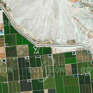 Das Satellitenbild "MECCA - USA" ist dem Bildband "HUMAN FOOTPRINT - Satellitenbilder dokumentieren menschliches Handeln" entnommen. Bildbeschreibung: 150 Meter unter dem Meeresspiegel in der Colorado-Wüste gelegen ist das kalifornische Mecca einem trockenen und heißen Klima ausgesetzt. Die Temperaturen können im Sommer mehr als 50 °C erreichen. Die intensiv bewirtschafteten Felder nördlich des Salton Seas werden mit Wasser aus dem Colorado River bewässert, das über den All-American Canal und den Coachella Canal herantransportiert wird.