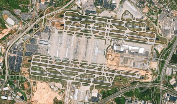 Das Satellitenbild "ATLANTA - USA" ist dem Bildband "HUMAN FOOTPRINT - Satellitenbilder dokumentieren menschliches Handeln" entnommen. Bildbeschreibung: Der Hartsfield-Jackson Atlanta International Airport spielt eine wichtige Rolle als Dreh­scheibe für Inlandflüge und als Ausgangsflug­hafen für internationale Nonstop-Flüge. Mit jährlich rund 95 Millionen Passagieren (2012) werden hier die weltweit meisten Fluggäste abgefertigt. Die Infrastruktureinrichtungen mit Parkplätzen, Terminals und Rollbahnen des Flughafens erstrecken sich über eine Fläche von mehr als 19 Quadratkilometern.
