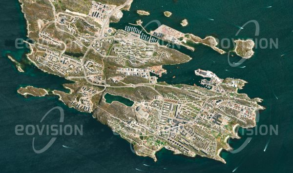Das Satellitenbild "NUUK - Grönland" ist dem Bildband "HUMAN FOOTPRINT - Satellitenbilder dokumentieren menschliches Handeln" entnommen. Bildbeschreibung: Grönlands Hauptstadt Nuuks liegt nahe dem nördlichen Polarkreis an einer Bucht der Labradorsee und ist mit 14 000 Einwohnern eine der größten arktischen Städte. Bei einer mittleren Jahrestemperatur von –1,4 °C sind die Lebensbedingungen hart. Dessen ungeachtet reichen die Spuren der Besiedelung mehr als 3000 Jahre zurück.