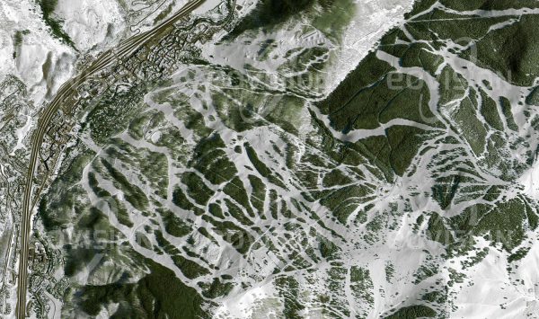 Das Satellitenbild "VAIL - USA" ist dem Bildband "HUMAN FOOTPRINT - Satellitenbilder dokumentieren menschliches Handeln" entnommen. Bildbeschreibung: Sportliche Großveranstaltungen wie die Ski­weltmeisterschaften 1989 und 1999 haben ebenso zum internationalen Ruf Vails als bedeutendstem Wintersportzentrum der USA beigetragen wie seine schneesichere Lage auf fast 2.500 Metern Seehöhe. Ein dichtes Geflecht von annähernd 200 Pisten durchzieht die Wälder um Vail bis hinauf auf den Vail Mountain mit einer Höhe von 3.527 Metern.