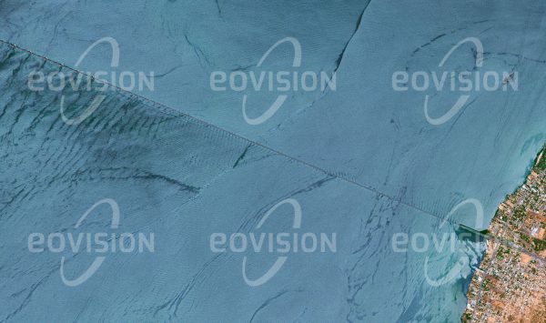 Das Satellitenbild "MARACAIBO - Venezuela" ist dem Bildband "HUMAN FOOTPRINT - Satellitenbilder dokumentieren menschliches Handeln" entnommen. Bildbeschreibung: Die fast 9 km lange Brücke über die Meerenge zwischen dem Maracaibosee und dem Golf von Venezuela am Rand der Karibik beeinflusst die Strömungsverhältnisse im See.