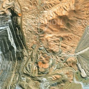 Das Satellitenbild "CALAMA - Chile" ist dem Bildband "HUMAN FOOTPRINT - Satellitenbilder dokumentieren menschliches Handeln" entnommen. Bildbeschreibung: In der chilenischen Wüste Atacama befindet sich die nach der Escondida-Mine weltweit produktivste Kupfermine Chuquicamata. Die enormen Abraummengen der mit 4,3 Kilo­metern Länge, 3 Kilometern Breite und mehr als 900 Metern Tiefe weltgrößten Kupfermine werden unweit der Grube fächerförmig wieder angehäuft. Bisher wurden in Chuquicamata etwa 30 Millionen Tonnen Kupfer gefördert.