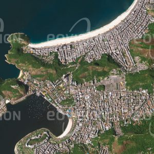 Das Satellitenbild "RIO DE JANEIRO - Brasilien" ist dem Bildband "HUMAN FOOTPRINT - Satellitenbilder dokumentieren menschliches Handeln" entnommen. Bildbeschreibung: Die Granithügel von Rio de Janeiro, die Morros, geben der Weltstadt ihr unverwechselbares Erscheinungsbild und trennen die historische Altstadt von der weltberühmten Copacabana. Ausgeprägte soziale und wirtschaftliche Ge­gensätze in der Bevölkerung spiegelt der Kon­trast zwischen wohlhabenderen Viertel und den Favelas, Hüttenansammlungen mit nur schwach ausgeprägter Infrastruktur.