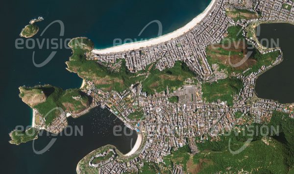 Das Satellitenbild "RIO DE JANEIRO - Brasilien" ist dem Bildband "HUMAN FOOTPRINT - Satellitenbilder dokumentieren menschliches Handeln" entnommen. Bildbeschreibung: Die Granithügel von Rio de Janeiro, die Morros, geben der Weltstadt ihr unverwechselbares Erscheinungsbild und trennen die historische Altstadt von der weltberühmten Copacabana. Ausgeprägte soziale und wirtschaftliche Ge­gensätze in der Bevölkerung spiegelt der Kon­trast zwischen wohlhabenderen Viertel und den Favelas, Hüttenansammlungen mit nur schwach ausgeprägter Infrastruktur.