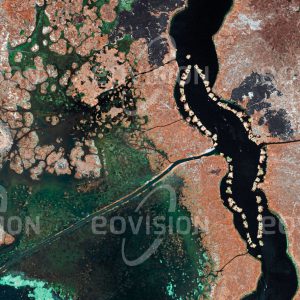 Das Satellitenbild "PUNO - Peru" ist dem Bildband "HUMAN FOOTPRINT - Satellitenbilder dokumentieren menschliches Handeln" entnommen. Bildbeschreibung: In 3800 Metern Seehöhe liegt auf der Hochebene des Altiplano im Grenzgebiet zwischen Peru und Bolivien der Titicacasee. Mit fast 8400 Quadratkilometern Fläche ist er der größte See Südamerikas. In den breiten Schilfgürteln des Sees leben Menschen der ethnischen Gruppe der Uros auf selbst gebauten  Schilfinseln, von denen noch etwas mehr als 40 bewohnt werden.