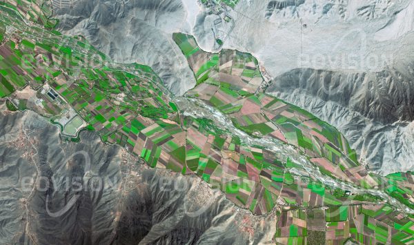 Das Satellitenbild "RÍO CHILLÓN - Peru" ist dem Bildband "HUMAN FOOTPRINT - Satellitenbilder dokumentieren menschliches Handeln" entnommen. Bildbeschreibung: An der trockenen Pazifikküste Südamerikas konzentriert sich die Landwirtschaft auf die Bereiche entlang der Flüsse, die das Wasser von den Höhen der Anden abfließen lassen.