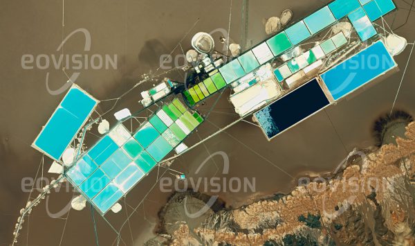 Das Satellitenbild "SALAR DE ATACAMA - Chile" ist dem Bildband "HUMAN FOOTPRINT - Satellitenbilder dokumentieren menschliches Handeln" entnommen. Bildbeschreibung: Farbenfrohe Verdunstungsbecken überziehen große Bereiche des Salzsees Salar de Atacama in Chile, der etwa 40 Prozent der weltweit bekannten Vorkommen von Lithium enthält. In den Becken werden in der aus dem See gepumpten Lake die Lithiumkarbonate angereichert, bis sie als Salz gewonnen und weiter verarbeitet werden können.