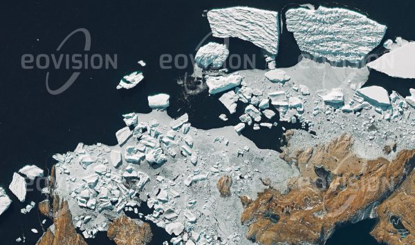 Das Satellitenbild "PRYDZ BAY - Antarktis" ist dem Bildband "HUMAN FOOTPRINT - Satellitenbilder dokumentieren menschliches Handeln" entnommen. Bildbeschreibung: Erst in den 1930er Jahren gelangten Men­schen in die antarktische Region um die Prydz Bay, wo seit 1988 die russische Forschungs­station Progress angesiedelt ist. Auch bei Temperaturen bis zu 40°C unter Null harren Menschen hier das ganze Jahr aus, um zu forschen. Zugleich werden damit Gebietsan­sprüche auf dem sechsten Kontinent geltend gemacht, der als vielversprechende Rohstoff­quelle gesehen wird.