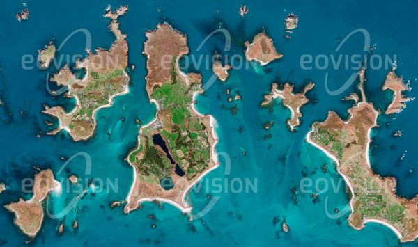 Das Satellitenbild "ILES OF SCILLY - Großbritannien" ist dem Bildband "HUMAN FOOTPRINT - Satellitenbilder dokumentieren menschliches Handeln" entnommen. Bildbeschreibung: Palmen und Zitronen gedeihen in Großbritannien nur auf den Scilly-Inseln, einem Archipel 40 km südwestlich der britischen Festlandküste, das durch seine Lage im Golfstrom subtropisches Klima aufweist.