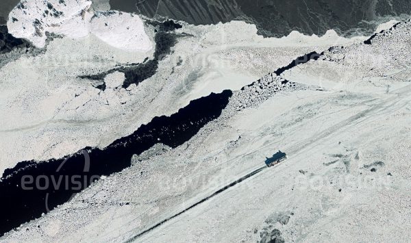 Das Satellitenbild "ÅLAND - Finnland" ist dem Bildband "HUMAN FOOTPRINT - Satellitenbilder dokumentieren menschliches Handeln" entnommen. Bildbeschreibung: In nördlichen Breiten hat die Seefahrt vor allem im Winter mit Widrigkeiten zu kämpfen. Zwischen Eisschollen bahnt sich dieses mit Lkws beladene Fährschiff seinen Weg an den Åland-Inseln vorbei durch die winterliche Ostsee. Oft können nur Eisbrecher, deren Bug mit dicken Stahlplatten gepanzert ist, mit ihren starken Motoren den Weg durch das Eis bahnen und vom Eis frei halten.