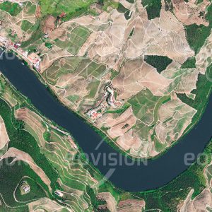 Das Satellitenbild "PINHÃO - Portugal" ist dem Bildband "HUMAN FOOTPRINT - Satellitenbilder dokumentieren menschliches Handeln" entnommen. Bildbeschreibung: Vorbei an unzähligen steilen Weinterrassen mit den berühmten Portwein-Rebstöcken schlängelt sich der Douro gemächlich durch das Hochplateau der Serra de Aboboreira im Norden Portugals.