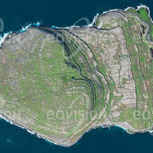 Das Satellitenbild "INISHMAAN - Irland" ist dem Bildband "HUMAN FOOTPRINT - Satellitenbilder dokumentieren menschliches Handeln" entnommen. Bildbeschreibung: Inishmaan ist eine der Aran-Inseln, die vor der Galway Bay an der Westküste Irlands liegen.  Die durch eiszeitliche Gletscher geformte Felseninsel ist mit einem dichten Netz alter Steinmauern überzogen, die den Boden vor Erosion schützen. So konnte nach und nach durch Auftragen von Algen Humus aufgebaut und die Insel bewirtschaftet werden. Heute leben noch 160 Menschen auf Inishmaan.