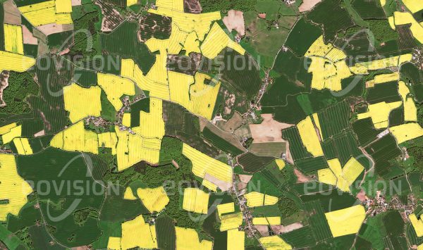 Das Satellitenbild "LÜBECK - Deutschland" ist dem Bildband "HUMAN FOOTPRINT - Satellitenbilder dokumentieren menschliches Handeln" entnommen. Bildbeschreibung: Mitte Mai dominieren die Rapsfelder mit ihren leuchtend gelben Blüten das Landschaftsbild nördlich von Lübeck.