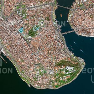 Das Satellitenbild "İSTANBUL - Türkei" ist dem Bildband "HUMAN FOOTPRINT - Satellitenbilder dokumentieren menschliches Handeln" entnommen. Bildbeschreibung: Istanbul ist die einzige bedeutende Stadt, die auf zwei Kontinenten liegt. Die für die Kontrolle der Schiffsroute zwischen Mittelmeer und Schwarzem Meer so günstige Lage an der Meerenge des Bosporus bildete die Grundlage für die über Jahrhunderte dominante Position Istanbuls.