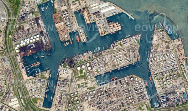 Das Satellitenbild "ROTTERDAM - Niederlande" ist dem Bildband "HUMAN FOOTPRINT - Satellitenbilder dokumentieren menschliches Handeln" entnommen. Bildbeschreibung: Der Hafen Rotterdam ist der größte Tiefseehafen Europas und mit über 100 Millionen Tonnen Jahresumschlag der wichtigste europäische Importhafen für Erdöl.