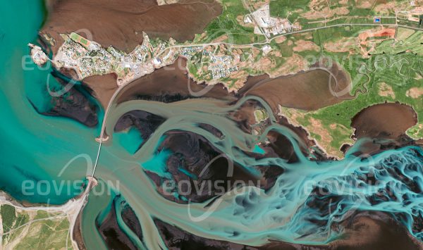 Das Satellitenbild "BORGARNES - Island" ist dem Bildband "HUMAN FOOTPRINT - Satellitenbilder dokumentieren menschliches Handeln" entnommen. Bildbeschreibung: Borgarnes liegt malerisch auf einer Halbinsel im Gezeitenbereich des Atlantik und ist trotz seiner exponierten Lage seit Jahrhunderten besiedelt.