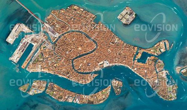Das Satellitenbild "VENEZIA - Italien" ist dem Bildband "HUMAN FOOTPRINT - Satellitenbilder dokumentieren menschliches Handeln" entnommen. Bildbeschreibung: Schon im Mittelalter war Venedig Zentrum eines ausgedehnten Handelsreiches, das den gesamten Mittelmeerraum umspannte. Ausgangspunkt für diese Position war die einzigartige Lage auf mehr als 100 Inseln in einer Lagune an der nördlichen Adria. Ein dichtes Netzwerk von Kanälen durchzieht die weltberühmte Altstadt Venedigs, die regelmäßigen Überflutungen bei »acqua alta« und dichten Touristenströmen ausgesetzt ist.