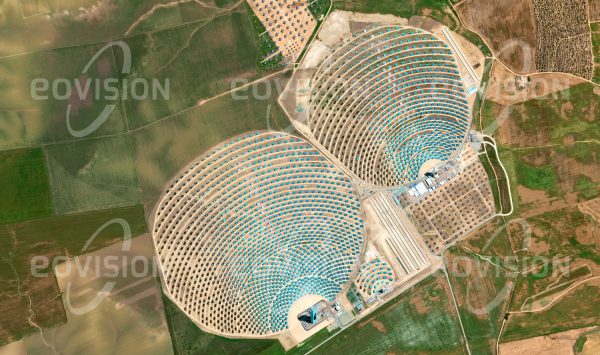Das Satellitenbild "SEVILLA - Spanien" ist dem Bildband "HUMAN FOOTPRINT - Satellitenbilder dokumentieren menschliches Handeln" entnommen. Bildbeschreibung: Die sonnigen, trockenen Gebiete Südspaniens eignen sich hervorragend für die Nutzung der Sonnenenergie wie hier in den Solarturmkraftwerken bei Sevilla. Hunderte der Sonne nachgeführte Spiegel reflektieren die Sonneneinstrahlung auf die Spitze zweier Türme, wo die entstehende Temperatur von 1.000°C  zur Erzeugung elektrischer Energie mit einer Leistung von bis zu 11 bzw. 20 Megawatt genutzt wird.