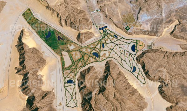 Das Satellitenbild "WĀDĪ RUM - Jordanien" ist dem Bildband "HUMAN FOOTPRINT - Satellitenbilder dokumentieren menschliches Handeln" entnommen. Bildbeschreibung: Diese künstlich angelegte Oase im Wadi Rum gehört zu einer Palastanlage des jordanischen Königs, die auf dem Massiv über der Senke erbaut wurde.