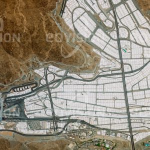 Das Satellitenbild "MAKKA - Saudi-Arabien" ist dem Bildband "HUMAN FOOTPRINT - Satellitenbilder dokumentieren menschliches Handeln" entnommen. Bildbeschreibung: Die saudi-arabische Stadt Mekka ist eine der heiligen Stätten und wichtigster Wallfahrtsort des Islams. Während der Haddsch-Pilgerfahrt übernachten bei Mekka über 2,5 Millionen Pilger drei Tage lang in ca. 60.000 Zelten. Diese sind ein Teil der aufwändigen Infrastruk­tur für die Bewältigung der Pilgerströme, zu der zusätzlich ein eistungsfähiges Straßen­netz und zahlreiche Hotels gehören.
