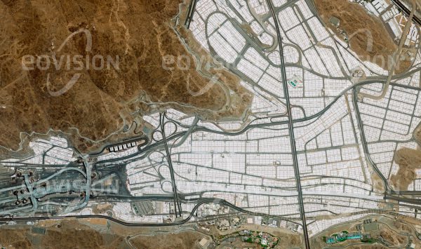 Das Satellitenbild "MAKKA - Saudi-Arabien" ist dem Bildband "HUMAN FOOTPRINT - Satellitenbilder dokumentieren menschliches Handeln" entnommen. Bildbeschreibung: Die saudi-arabische Stadt Mekka ist eine der heiligen Stätten und wichtigster Wallfahrtsort des Islams. Während der Haddsch-Pilgerfahrt übernachten bei Mekka über 2,5 Millionen Pilger drei Tage lang in ca. 60.000 Zelten. Diese sind ein Teil der aufwändigen Infrastruk­tur für die Bewältigung der Pilgerströme, zu der zusätzlich ein eistungsfähiges Straßen­netz und zahlreiche Hotels gehören.