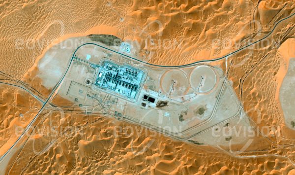 Das Satellitenbild "SHAYBAH - Saudi-Arabien" ist dem Bildband "HUMAN FOOTPRINT - Satellitenbilder dokumentieren menschliches Handeln" entnommen. Bildbeschreibung: Auch unter extremsten Bedingungen, wie hier im Sand der Wüste Rub’ al-Khali, wird in Saudi Arabien, dem Land mit den weltweit größten Erdölreserven, das schwarze Gold gewonnen.
