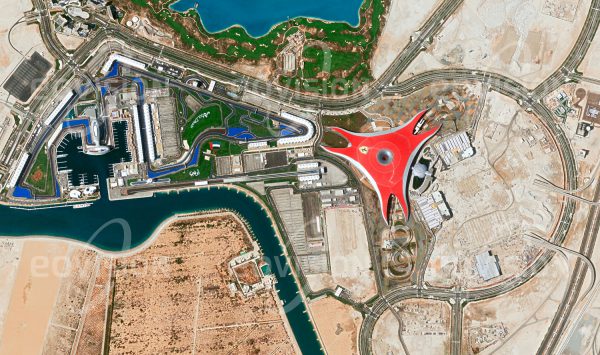 Das Satellitenbild "YAS - Vereinigte Arabische Emirate" ist dem Bildband "HUMAN FOOTPRINT - Satellitenbilder dokumentieren menschliches Handeln" entnommen. Bildbeschreibung: Der Export von Erdöl und Erdgas ermöglicht den Golfstaaten ein rasches Wirtschafts­wachstum. Ein Zeichen dafür ist ein 20 Hektar großes, leuchtend rotes Firmenlogo, das auf der Wüsteninsel Yas in Abu Dhabi einen gigantischen Themenpark mit Einkaufswelt und Restaurants überdacht. In unmittelbarer Nachbarschaft befindet sich die Formel 1 Rennstrecke, auf der seit 2009 jährlich der Große Preis von Abu Dhabi stattfindet.
