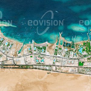 Das Satellitenbild "HURGHADA - Ägypten" ist dem Bildband "HUMAN FOOTPRINT - Satellitenbilder dokumentieren menschliches Handeln" entnommen. Bildbeschreibung: Ein schmaler, karger Landstreifen zwischen dem Roten Meer und der Wüste wurde innerhalb weniger Jahrzehnte zu einer bedeutenden Tourismusdestination ausgebaut.