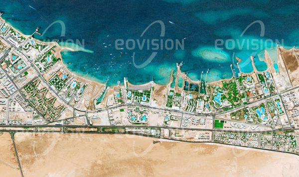Das Satellitenbild "HURGHADA - Ägypten" ist dem Bildband "HUMAN FOOTPRINT - Satellitenbilder dokumentieren menschliches Handeln" entnommen. Bildbeschreibung: Ein schmaler, karger Landstreifen zwischen dem Roten Meer und der Wüste wurde innerhalb weniger Jahrzehnte zu einer bedeutenden Tourismusdestination ausgebaut.