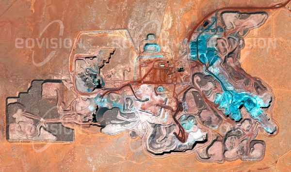 Das Satellitenbild "ARLIT - Niger" ist dem Bildband "HUMAN FOOTPRINT - Satellitenbilder dokumentieren menschliches Handeln" entnommen. Bildbeschreibung: Mit der Entwicklung der Nukleartechnologie für Energiegewinnung und Waffentechnik wurden ab den 1950er Jahren Quellen für spaltbares Material immer wichtiger. Nach der Entdeckung von Uranvorkommen am West­rand des Aïr-Gebirges in der Sahara wurde daher 1969 eine Uranmine angelegt und für die Minenarbeiter die Stadt Arlit gegründet. Uran aus Arlit spielt vor allem für die französi­sche Nuklearindustrie eine bedeutende Rolle.
