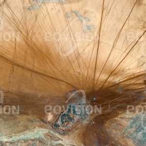 Das Satellitenbild "TEGGUIDA N' TESSOUMT - Niger" ist dem Bildband "HUMAN FOOTPRINT - Satellitenbilder dokumentieren menschliches Handeln" entnommen. Bildbeschreibung: Ein dichtes Netz von Fahrt- und Kamelrouten führt quer durch die Wüste zur Oasenstadt Tegguida-n-Tessoum, deren Wirtschaft auf dem hier hergestellten Salz beruht. Dazu wird salzhaltiges Material aus der umgebenden Tonebene mit ebenfalls salzhaltigem Grund­wasser vermischt in runde Solebecken ge­geben. Hier setzt sich der Schlamm ab, das Wasser verdunstet und das Salz wird zuneh­mend angereichert. Das gewonnene Salz wird in den umgebenden Märkten verkauft oder gegen andere Waren getauscht.