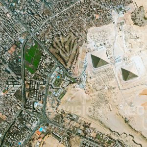 Das Satellitenbild "AL ĞĪZA - Ägypten" ist dem Bildband "HUMAN FOOTPRINT - Satellitenbilder dokumentieren menschliches Handeln" entnommen. Bildbeschreibung: Vor mehr als 4.500 Jahren ließen die altägyptischen Pharaonen am Rand der Wüste eine Nekropole mit den Grabstätten der quaderförmigen Mastabas und den Pyramiden erbauen. In den letzten Jahrzehnten des 20. Jahrhunderts hat der rasch wachsende Ballungsraum Kairo die Grenzen dieser Totenstadt erreicht. Die Pyramiden und die Sphinx stellen wichtige touristische Anziehungspunkte des Landes dar.
