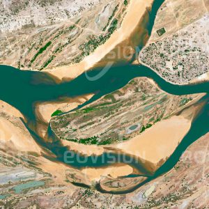 Das Satellitenbild "DIAFARABÉ - Mali" ist dem Bildband "HUMAN FOOTPRINT - Satellitenbilder dokumentieren menschliches Handeln" entnommen. Bildbeschreibung: Bei niedrigem Wasserstand des Niger ist die kleine Anhöhe des Dorfs Diafarabé von ausgedehnten Sandbänken umgeben, die der Fluss bei Hochwasser abgelagert hat.
