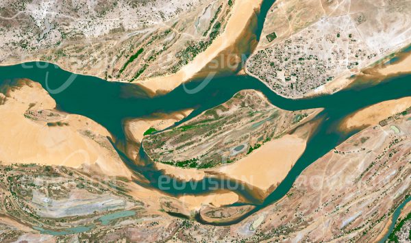 Das Satellitenbild "DIAFARABÉ - Mali" ist dem Bildband "HUMAN FOOTPRINT - Satellitenbilder dokumentieren menschliches Handeln" entnommen. Bildbeschreibung: Bei niedrigem Wasserstand des Niger ist die kleine Anhöhe des Dorfs Diafarabé von ausgedehnten Sandbänken umgeben, die der Fluss bei Hochwasser abgelagert hat.