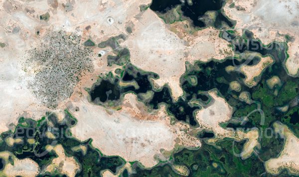 Das Satellitenbild "KANDÉA - Tschad" ist dem Bildband "HUMAN FOOTPRINT - Satellitenbilder dokumentieren menschliches Handeln" entnommen. Bildbeschreibung: Seit den 1960er Jahren ist die Oberfläche des Tschadsees wegen geringerer Wassermengen seiner Zubringer dramatisch zurückgegangen, der fruchtbare ehemalige Seegrund wird besiedelt und landwirtschaftlich genutzt.