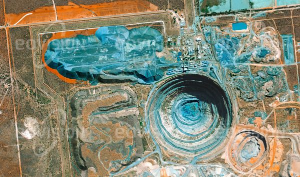 Das Satellitenbild "DETOIE - Botsuana" ist dem Bildband "HUMAN FOOTPRINT - Satellitenbilder dokumentieren menschliches Handeln" entnommen. Bildbeschreibung: Botswana gehört zu den Ländern mit den bedeutendsten Diamantenvorkommen. Hier liegt auch die Orapa-Mine, die in Bezug auf die Fläche größte Diamantenmine der Welt. Entlang einem alten Vulkanschlot reicht sie mehr als 200 Meter in die Tiefe. Mehrfache Sicherungszäune umgeben das Gelände der Mine mit der Abbaustätte. Für die Förderung von etwa 2 Tonnen Diamanten werden hier jedes Jahr mehr als 60 Millionen Tonnen Gestein bewegt.
