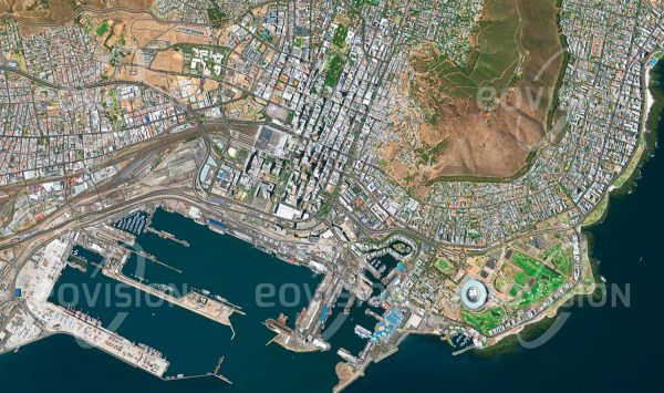 Das Satellitenbild "KAAPSTAD - Südafrika" ist dem Bildband "HUMAN FOOTPRINT - Satellitenbilder dokumentieren menschliches Handeln" entnommen. Bildbeschreibung: Das nahe dem Kap der Guten Hoffnung gelegene Kapstadt bildet seit Jahrhunderten einen wichtigen Hafenstützpunkt für den Seehandel.
