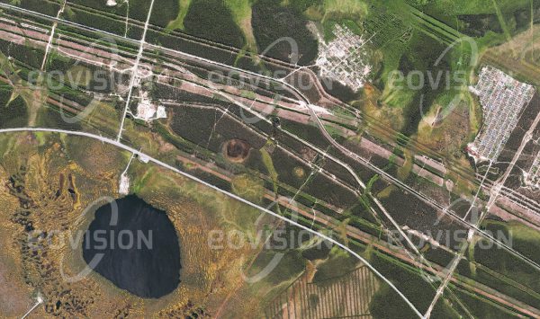 Das Satellitenbild "SURGUT - Russland" ist dem Bildband "HUMAN FOOTPRINT - Satellitenbilder dokumentieren menschliches Handeln" entnommen. Bildbeschreibung: Erdöl- und Gasförderung bestimmen das Wirtschaftsleben der sibirischen Stadt, in deren Umgebung Pipelines und Ölförderanlangen die Landschaft prägen.