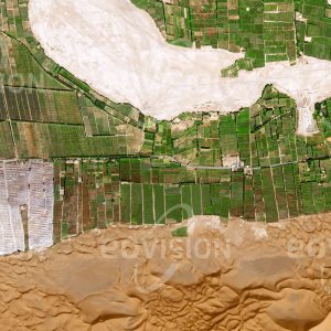 Das Satellitenbild "DADONGHU - China" ist dem Bildband "HUMAN FOOTPRINT - Satellitenbilder dokumentieren menschliches Handeln" entnommen. Bildbeschreibung: Die regelmäßigen Strukturen der bewässerten landwirtschaftlichen Flächen stehen in scharfem Kontrast zu den Dünen der direkt daran anschließenden Wüste.